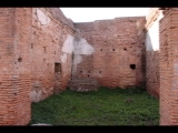 01474 ostia - regio ii - insula vi - casa dell'ercole bambino (ii,vi,3-4) - via della fontana - 1. raum von norden an der ostseite der casa - bli ri westen - detail - suedwestecke - 01-2024.jpg